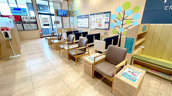 イオン薬局てだこ浦西駅前店の待合スペース