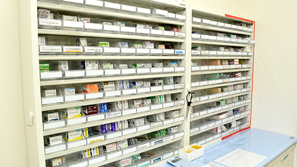 ながせ薬局　ぎふ中央店の薬棚