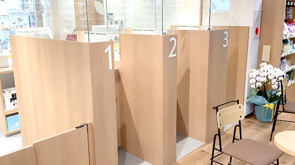 薬樹薬局 武蔵新城駅南口店の受付/カウンター