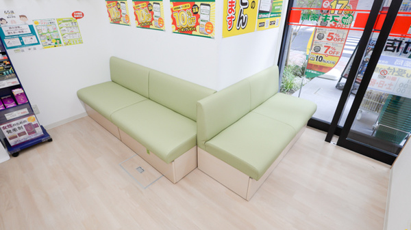 スギ薬局 馬喰町店の待合スペース