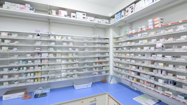 スギ薬局 馬喰町店の薬棚