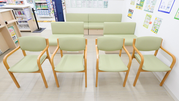 スギ薬局 横浜羽衣町店の待合スペース