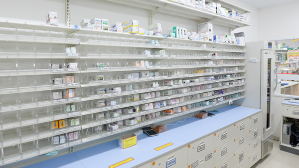 スギ薬局 横浜羽衣町店の薬棚