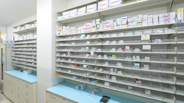 スギ薬局 阪神西宮店の薬棚