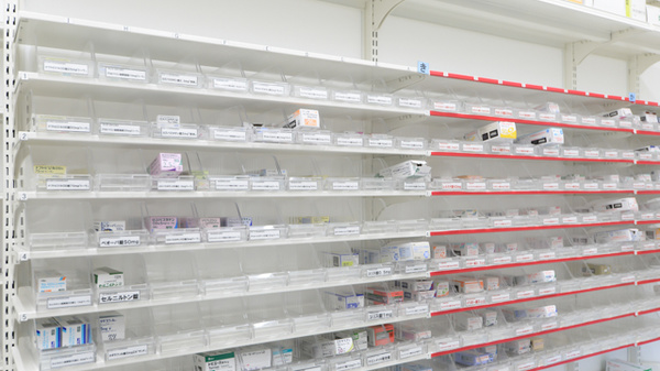 スギ薬局 堤本町店の薬棚