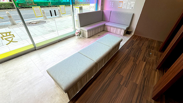 ノムラ薬局 関戸店の待合スペース