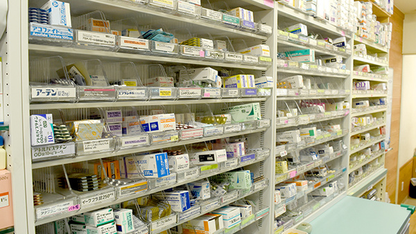 清水センター薬局　緑が丘店の薬棚
