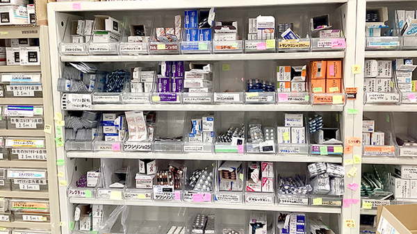 大信薬局　鶴見駅前店の薬棚