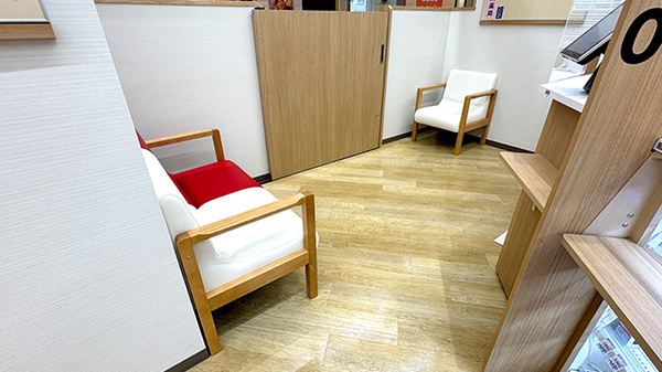 ココカラファイン薬局八千代台店の待合スペース