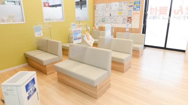 調剤薬局ツルハドラッグ小倉三萩野店の待合スペース