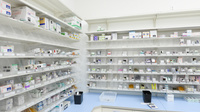 調剤薬局ツルハドラッグ小倉三萩野店の薬棚