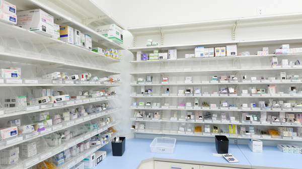 調剤薬局ツルハドラッグ小倉三萩野店の薬棚