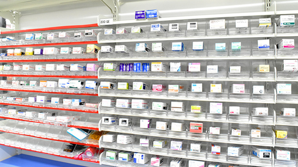 コクミン薬局　なんばWalk3番街店の薬棚