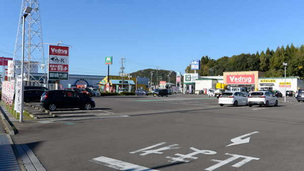 V・drug　関緑ヶ丘薬局の駐車場