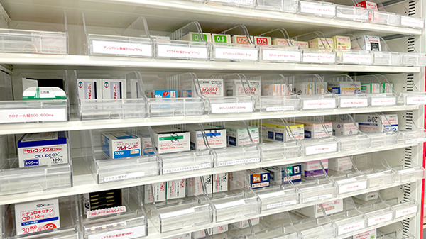 ライフ薬局川口駅前店の薬棚
