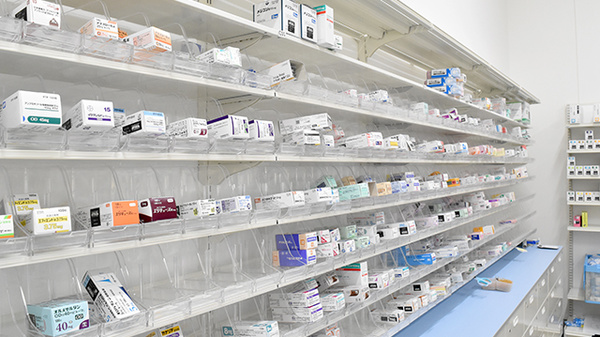 ププレひまわり薬局川内店の薬棚