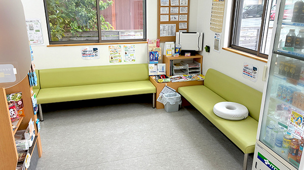 はなまる薬局エキキタ店の待合スペース