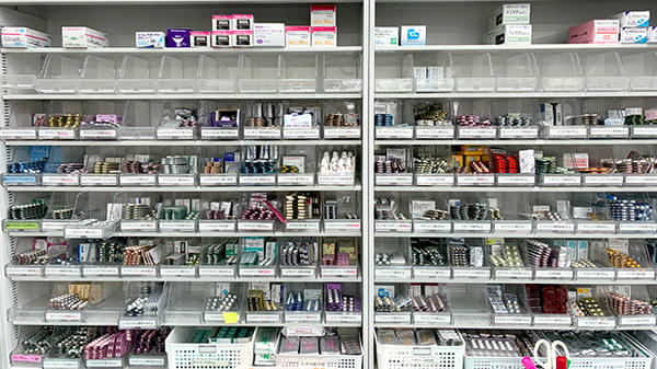 はなまる薬局エキキタ店の薬棚