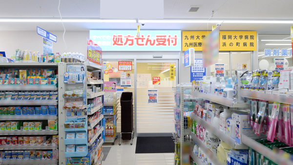 調剤薬局ツルハドラッグ港店の入口