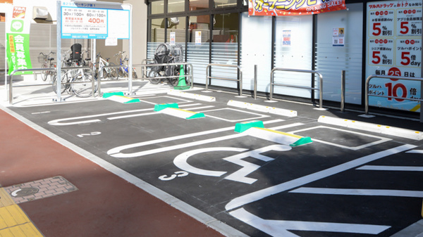調剤薬局ツルハドラッグ港店の駐車場
