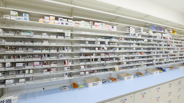 ウォンツ東雲本町薬局の薬棚