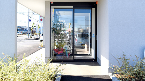 トラスト薬局　羽島店の入口