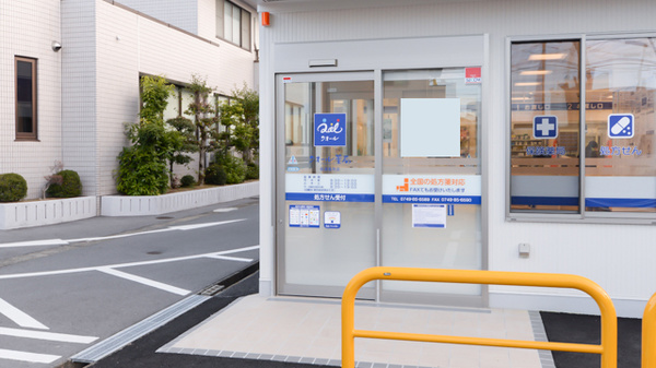 クオール薬局長浜高月店の入口