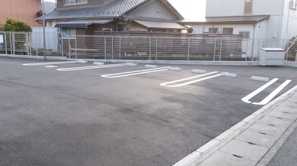 クオール薬局長浜高月店の駐車場