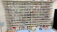薬局トモズ京成曳舟店の薬棚