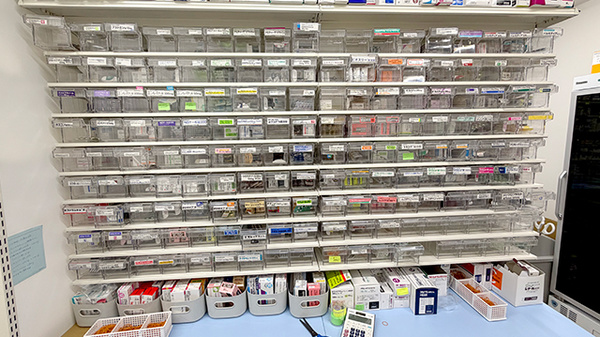 薬局トモズ京成曳舟店の薬棚