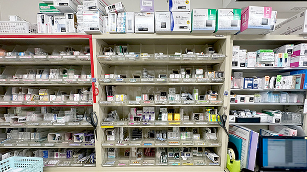 おもと薬局 ほうらい店の薬棚