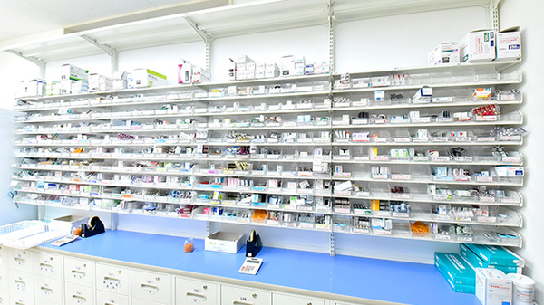 調剤薬局ツルハドラッグ厚別東店の薬棚
