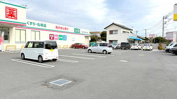 ドラッグセイムス三郷戸ケ崎３丁目薬局の駐車場
