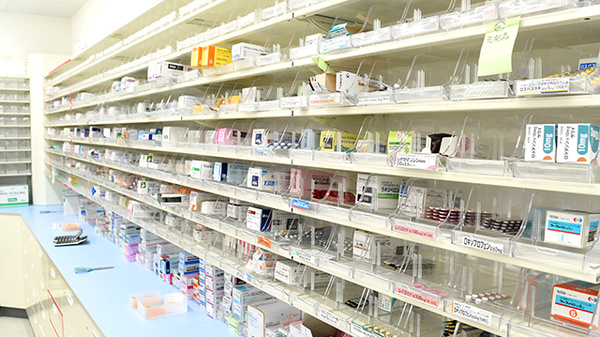 スギひかり薬局堀川本郷店の薬棚