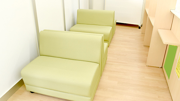 スギひかり薬局鴨島店の待合スペース