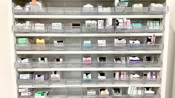 くろーばー薬局宮前店の薬棚