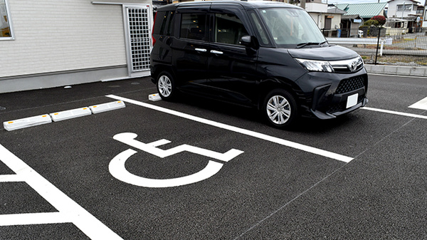 さかなし薬局西与賀店の駐車場