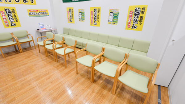 スギ薬局 北白川店の待合スペース