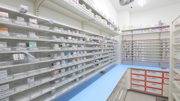 スギ薬局 北白川店の薬棚