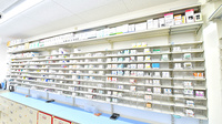 スギ薬局 鶴見馬場店の薬棚