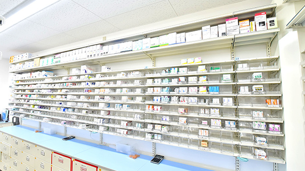 スギ薬局 鶴見馬場店の薬棚