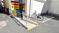 スギ薬局 江古田店の入口