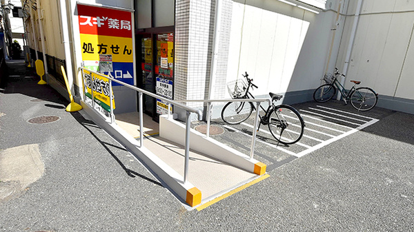 スギ薬局 江古田店の入口