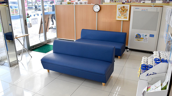 ププレひまわり薬局　茶屋町店の待合スペース