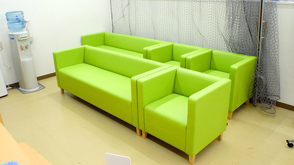 ドラッグセイムス宇和島和霊薬局の待合スペース