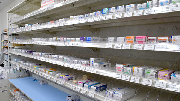 ドラッグセイムス宇和島和霊薬局の薬棚