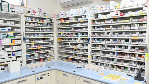 しば薬局　相見店の薬棚