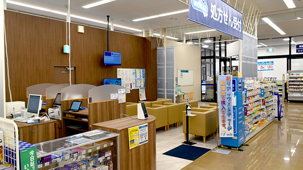 ウエルシアプラス薬局 新宮杜の宮店の入口