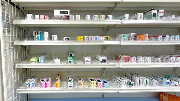 ドラッグセイムス札幌苗穂薬局の薬棚