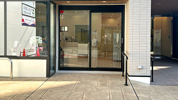 サカエ薬局　栗原店の入口